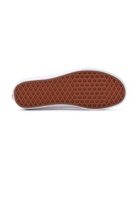 Weiße Sneaker mit einer strukturierten braunen Gummisohle, die ein Rautenmuster aufweist. Die Kanten der Sohle sind glatt und es gibt einen kleinen roten Akzent.