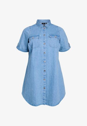 Robe-chemise en denim bleu clair à manches courtes, avec deux poches poitrine, fermeture boutonnée sur le devant et ourlet arrondi.