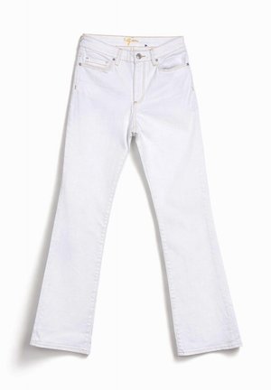 Białe jeansy z denimu z prostymi nogawkami, zapięciem na guzik z przodu, zamkiem błyskawicznym i pięcioma kieszeniami, rozłożone na płasko na białym tle.