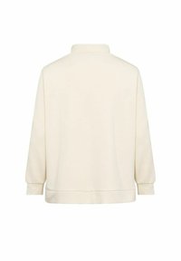 Pullover color crema con colletto alto, maniche lunghe e polsini a costine. Texture liscia e vestibilità comoda. Nessun motivo o accento visibile.
