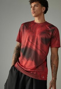 Next ACTIVE TIE DYE - Trükipildiga T-särk - mottled red