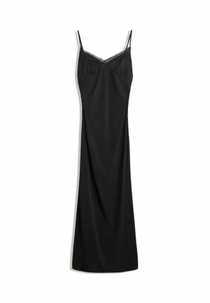 Vestito in satin nero con spalline sottili e pizzo lungo il collo a V, appeso piatto su uno sfondo bianco.