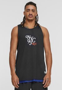 Svart mesh basketballtrøye med rund hals, skulderskår og et blått akksent ved kanten. Trykt "NYC 93 KIX" i hvitt og oransje.
