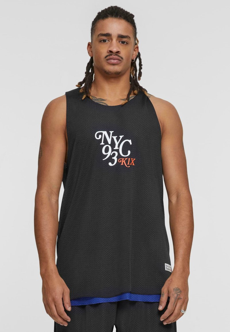 Svart mesh basketballtrøye med rund hals, skulderskår og et blått akksent ved kanten. Trykt "NYC 93 KIX" i hvitt og oransje.