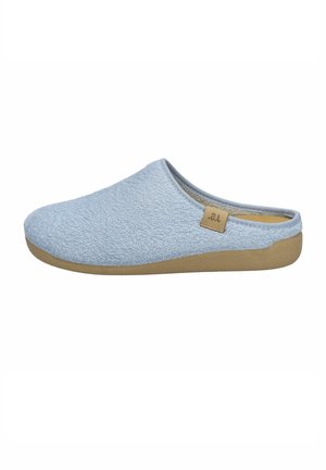 Pantofole slip-on in spugna azzurro chiaro con suola color cuoio e piccolo tag laterale, progettate per il comfort indoor.