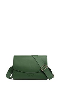 Zelená kožená crossbody taška s nastavitelným popruhem, vybavená klopovým zapínáním, diskrétním embosovaným logem a hladkým povrchem.