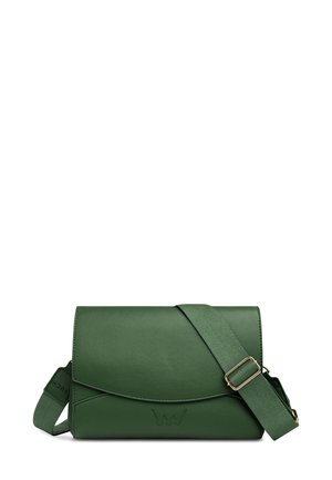 Grüne Leder-Umhängetasche mit verstellbarem Riemen, mit einem Klappenverschluss, subtil geprägtem Logo und glatter Textur.