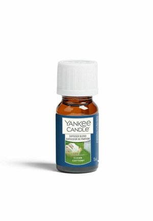 Yankee Candle Clean Cotton diffuserflesje met witte dop en blauw etiket met afbeeldingen van wasgoed en een groen gazon.