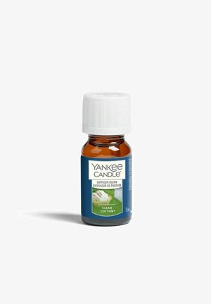 Yankee Candle Clean Cotton diffuserflesje met witte dop en blauw etiket met afbeeldingen van wasgoed en een groen gazon.
