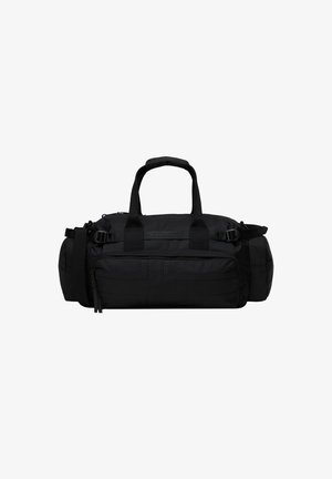 Bolsa de deporte rectangular negra con doble asa, bolsillo con cremallera en la parte frontal, compartimentos laterales y correa de hombro ajustable.