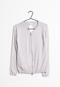 Hellgraue zip-up Strickjacke mit langen Ärmeln an einem schwarzen Kleiderbügel vor weißem Hintergrund, Etikett sichtbar im Kragen.