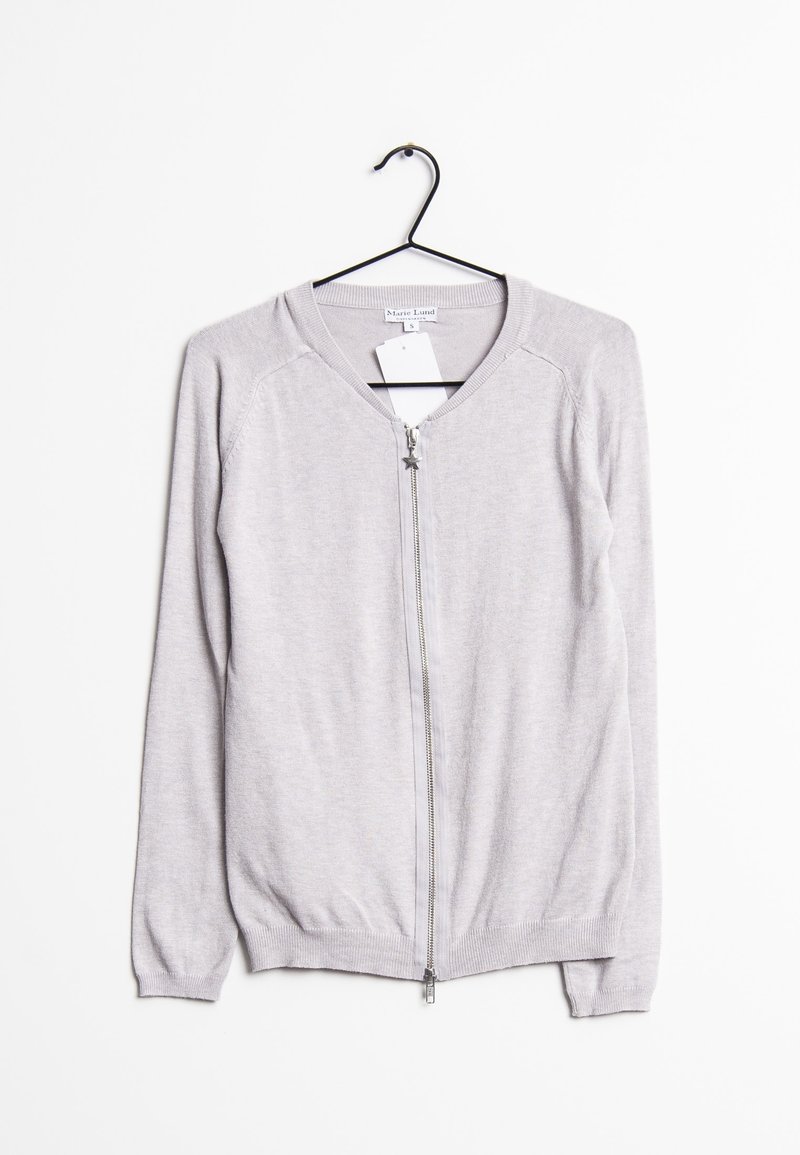 Hellgraue zip-up Strickjacke mit langen Ärmeln an einem schwarzen Kleiderbügel vor weißem Hintergrund, Etikett sichtbar im Kragen.