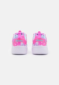 Skechers sportbačiai su rožine ir šviesiai mėlyna spalvų deriniu, turintys tekstūruotą viršutinę dalį, tinklinį detalizavimą ir baltą pado dalį su žvaigždžių raštais.