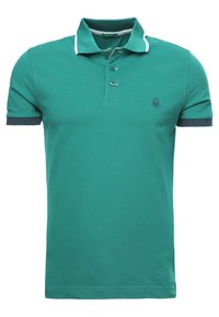 Tyrkysové polo tričko vyrobené z texturované tkaniny. Má klasický límec, tříknoflíkovou légu a kontrastní tmavě modré manžety. Malé logo na hrudi.