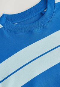 RELAXED FIT CREW NECK - Marškinėliai su spaudiniu - blue light blue