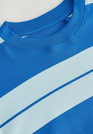 Blaues Sweatshirt mit geripptem Rundhalsausschnitt, ausgestattet mit horizontalen hellblauen Streifen und einer glatten Textur. Sauberes Design, weiches Material.