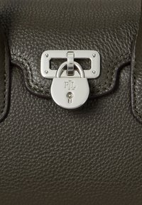 Lauren Ralph Lauren PEBBLED LEATHER SMALL TANNER SATCHEL - Käsilaukku - dark olive