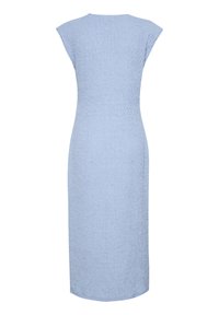 Rochie ajustată de culoare albastru deschis, cu o suprafață texturată și cu un model. Are mâneci scurte tip capac și o siluetă de lungime midi.