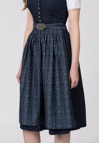Traditionelles Kleid aus dunkelblauem Stoff mit aufwendigen silbernen Mustern, einem figurbetonten Oberteil und einem gerafften Rock, akzentuiert durch eine dekorative Gürtelbuckle.