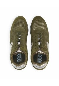 Groene suède sneakers met meshpanelen, ronde neusvorm, vetersluiting en een zwart-wit geblokt logo op de tong.