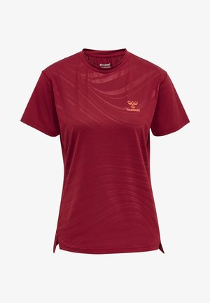 Camiseta deportiva granate de manga corta con sutiles motivos ondulados y un logotipo naranja de "hummel" en el pecho izquierdo.