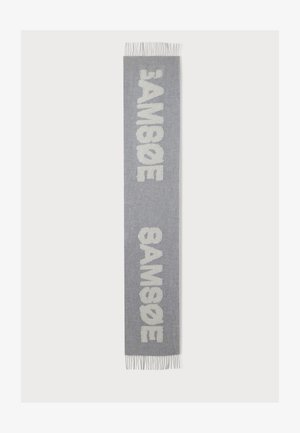 Gråt tørklæde med hvidt tekstureret tekst "AWESOME" gentaget vertikalt og frynser i begge ender på en ensfarvet baggrund.