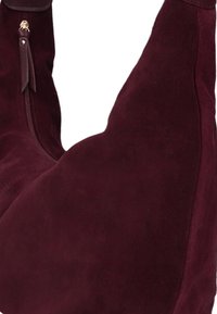 Bordeaux suède hobo tas met een slouchy vorm, zijrits en een gladde textuur. Heeft een gouden hardware accent nabij de rits.