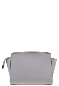 Vaaleanharmaa, teksturoitu nahkalaukku, jossa on jämäkkä muoto, takana vetoketjukiinnitys ja hienovaraisia ompeluyksityiskohtia.