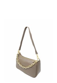 Borsa a tracolla in pelle marrone con finitura texture, dotata di un accento in catena dorata e di una sola tracolla. Chiusura con zip sulla parte superiore.