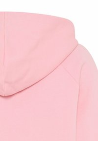 Katoenen hoodie in zachtroze, met een afgeronde capuchon en subtiele stikdetails op de schouder en halslijn. Soepele textuur, casual ontwerp.