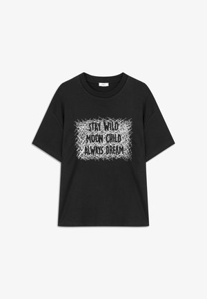 T-shirt en coton noir à manches courtes avec un design graphique en texte blanc : "RESTE ÉVEILLÉ ENFANT DE LA LUNE TOUJOURS RÊVER" sur un fond texturé.
