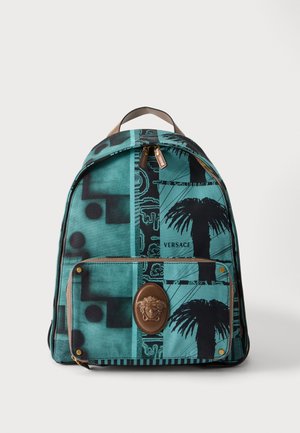 Blaugrüner und schwarzer Rucksack mit Palmen- und abstrakten Mustern, Front-Reißverschlusstasche, braunes Medusa-Emblem und "Versace"-Logo vorne.