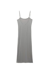 Vestido de tirantes gris, confeccionado en una tela suave, con tirantes finos ajustables y un escote redondeado, presentando una silueta larga y fluida.