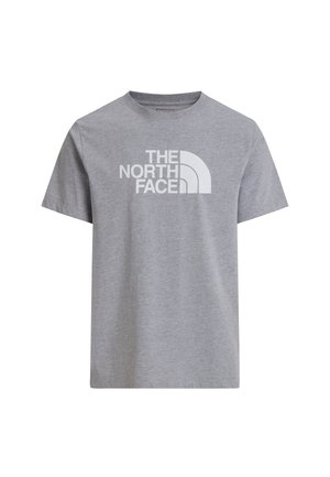 Camiseta de algodón gris con un gran logo blanco de "THE NORTH FACE" y un acento curvo. Cuello redondo clásico, mangas cortas.