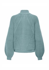 Jasnoniebieski sweter dzianinowy z wysokim kołnierzem, z mankietami ściągaczowymi i wzorami w warkocze na plecach, tworzący teksturowany fason.