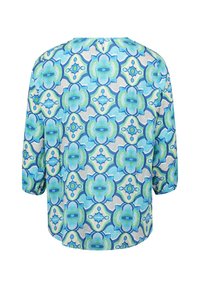Blouse ample en tissu léger présentant un motif floral bleu et vert. Dotée de manches trois-quarts et d'un col rond.