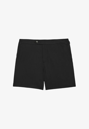 Pantalones cortos negros de tela suave, con un frente plano, cierre de botón único y dos bolsillos laterales, con líneas limpias y sin patrones visibles.