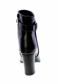 Stivale alla caviglia in pelle nera con tacco alto chunky, zip laterale e cinturino regolabile sul retro.