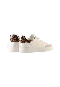 Leder-Sneaker mit einem weißen Obermaterial, grauem Wildleder an der Zehe und einem Leopardenmuster-Akzent an der Ferse, ausgestattet mit runden Gummisohlen.