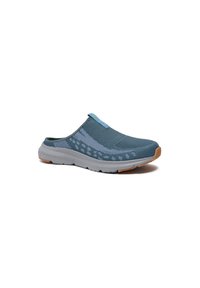 Chaussure slip-on avec une tige en maille bleue légère, une semelle en caoutchouc grise et un motif texturé. Équipée d'une languette bleue pour un enfilage facile.
