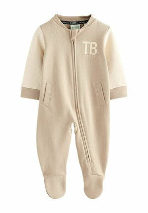 Beiger Babyschlafanzug mit Reißverschluss vorne, langen Ärmeln, gerippten Bündchen und zwei Seitentaschen. Mit "TB BAKER"-Logo auf der Brust.