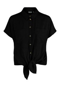 Blusa nera a maniche corte realizzata in tessuto leggero, con chiusura a bottoni davanti, due taschini sul petto e un nodo legato all'orlo.