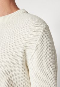 Jack & Jones JORBRODY CREW NECK BF - Džemperis - cloud dancer