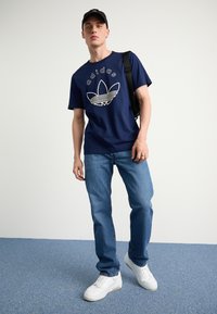 adidas Originals GRAPHIC - T-shirt con stampa - night indigo