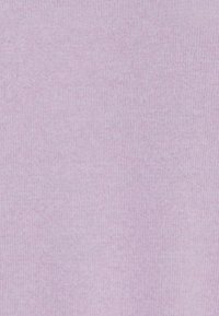 Ljuslila tyg med en slät, stickad struktur, jämnt vävd, utan distinkta mönster eller dekorelement.