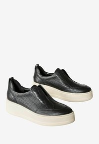 Schwarze, krokodilprägierte Slipper mit runder Zehenpartie und weißer Plateausohle. Mit gesteppten Details und glatter Oberfläche.