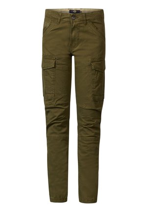 Garçon portant un t-shirt jaune clair, un pantalon cargo vert olive et des baskets blanches, debout avec une main dans la poche.