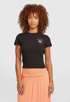 Zwarte geribbelde T-shirt met korte mouwen, een getand randje en een bloemenlogo. Gecombineerd met een oranje, met plooien en een elastische taille, vloeiende rok.