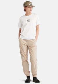 Timberland STACK LOGO REGULAR TEE - Tričko s potlačou - white
