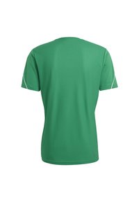 Camiseta atlética verde de manga corta con tejido texturizado de patrón de diamante y acentos blancos en los hombros.